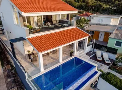 Bazen u objektu Charming Sunset View Villa with Outdoor Pool ili u blizini
