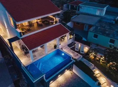 Bazen u objektu Charming Sunset View Villa with Outdoor Pool ili u blizini