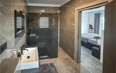 Kupaonica u objektu 4 Bedroom Gorgeous Home In Raslina