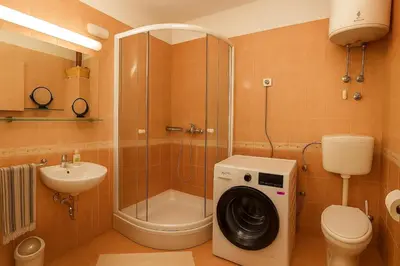 Kupaonica u objektu Apartment Luce - Pool & BBQ - peaceful and private retreat near Šibenik