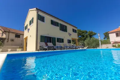 Bazen u objektu Villa Riva Krapanj ili u blizini