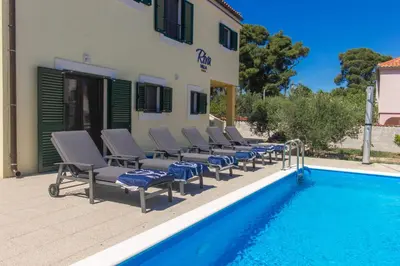 Bazen u objektu Villa Riva Krapanj ili u blizini