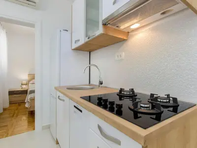 Kuhinja ili čajna kuhinja u objektu Apartment Apartmani Vesna Grebaštica by Interhome