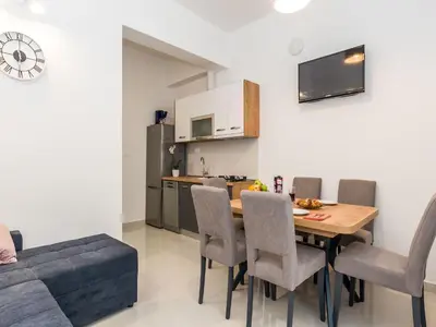 Kuhinja ili čajna kuhinja u objektu Apartment Apartmani Vesna Grebaštica by Interhome