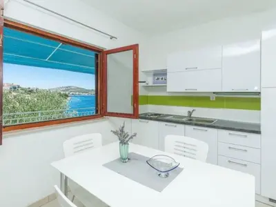 Kuhinja ili čajna kuhinja u objektu Apartment in Dvornica mit Gepflegtem Garten by Interhome