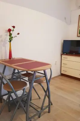 TV i/ili zabavni centar u objektu Apartment Strandappartement Ana mit Meerblick- Garten- Grillplatz by Interhome