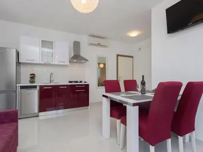 Kuhinja ili čajna kuhinja u objektu Apartment Apartmani Vesna Grebaštica by Interhome
