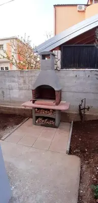 Oprema za roštilj dostupna gostima apartmana
