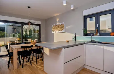 Kuhinja ili čajna kuhinja u objektu Villa TATJANA SOL with a pool, hot tub, gym