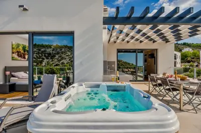 Bazen u objektu Villa TATJANA SOL with a pool, hot tub, gym ili u blizini