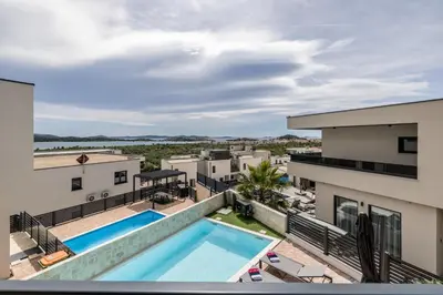 Bazen u objektu Luxury villa with a swimming pool Vodice - 25085 ili u blizini