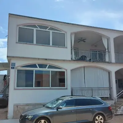 Apartments with parking space Pirovac