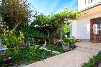 Vrt u objektu Sea View Apartment with Balcony & Sunset 2 min to Beach