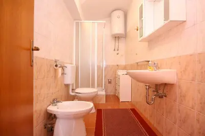 Kupaonica u objektu Sea View Apartment with Balcony & Sunset 2 min to Beach