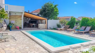 Bazen u objektu Apartman Barbara 2 by Villas Guide ili u blizini