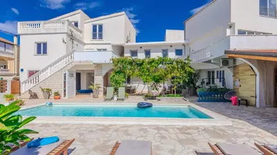 Bazen u objektu Apartman Barbara 2 by Villas Guide ili u blizini
