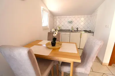 Kuhinja ili čajna kuhinja u objektu Primošten Cozy Guest House Helena