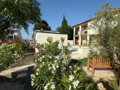 Vrt u objektu Holiday home in Murter with swimming pool