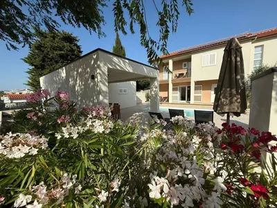 Vrt u objektu Holiday home in Murter with swimming pool