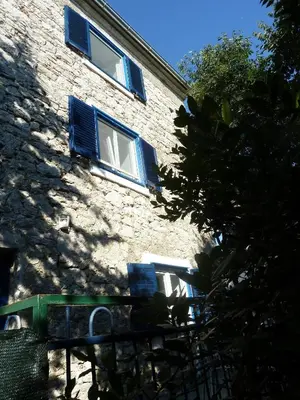 Zgrada u kojoj se nalazi vikendica