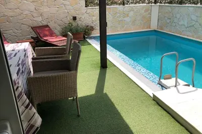 Bazen u objektu Seaside family friendly house with a swimming pool Rogoznica - 25216 ili u blizini