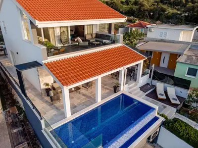 Bazen u objektu Villa Miracle ili u blizini