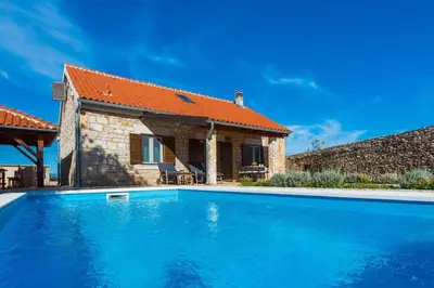 Bazen u objektu Villa Rural wellness ili u blizini