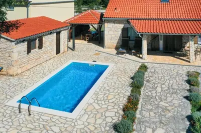 Bazen u objektu Villa Rural wellness ili u blizini