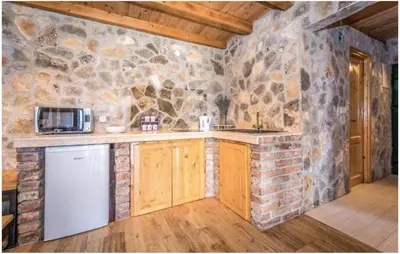 Kuhinja ili čajna kuhinja u objektu 2 Bedroom Stunning Home In Konjevrate