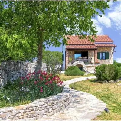 2 Bedroom Stunning Home In Konjevrate