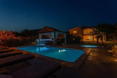 Bazen u objektu Villa Tena ili u blizini