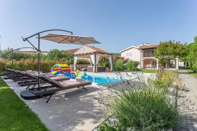 Bazen u objektu Villa Tena ili u blizini