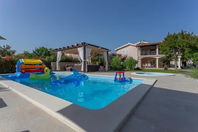 Bazen u objektu Villa Tena ili u blizini