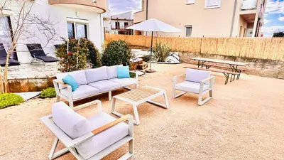Popločani dio dvorišta ili vanjski dio objekta Luxury Seafront Villa, Sibenik