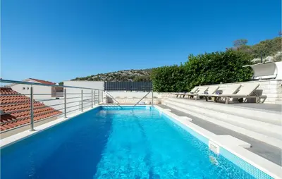 Bazen u objektu Gorgeous Home In Kalebova Luka ili u blizini