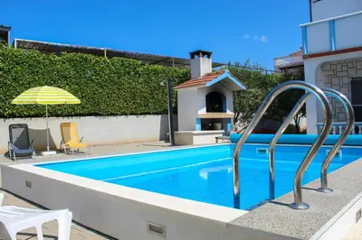 Bazen u objektu Apartment Buba ili u blizini