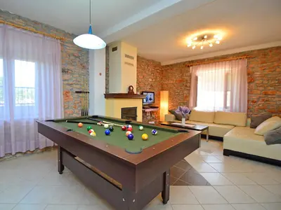 Stol za biljar u objektu Holiday Home Marija by Interhome