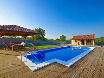 Bazen u objektu Holiday Home Julija by Interhome ili u blizini