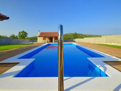 Bazen u objektu Holiday Home Julija by Interhome ili u blizini