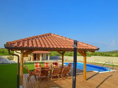 Bazen u objektu Holiday Home Julija by Interhome ili u blizini