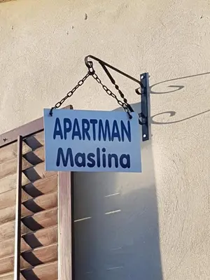 Certifikat, nagrada, logo ili neki drugi dokument izložen u objektu Maslina Apartment