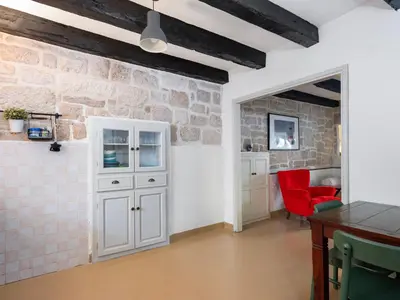Kuhinja ili čajna kuhinja u objektu Hanna Cozy Old Stone House