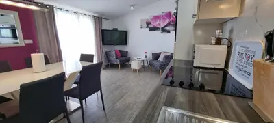 Kuhinja ili čajna kuhinja u objektu Beach Apartments Maris Ljoljinica