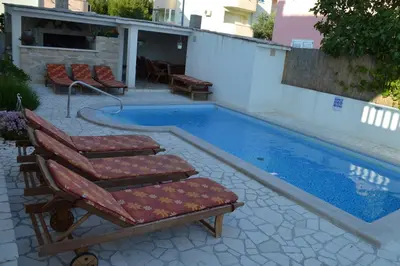 Bazen u objektu Apartment Tihomir ili u blizini