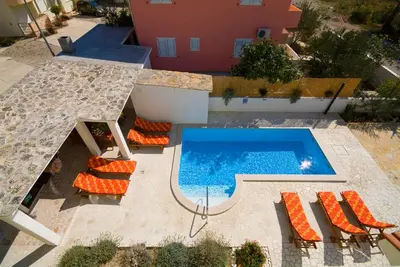 Bazen u objektu Apartment Tihomir ili u blizini