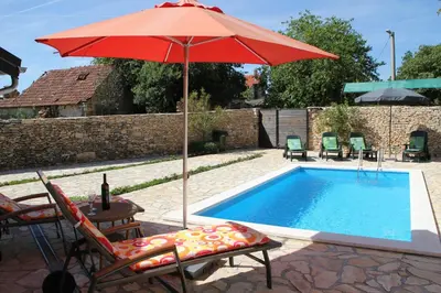 Bazen u objektu Family friendly house with a swimming pool Gluici, Krka - 11337 ili u blizini