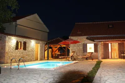 Bazen u objektu Family friendly house with a swimming pool Gluici, Krka - 11337 ili u blizini