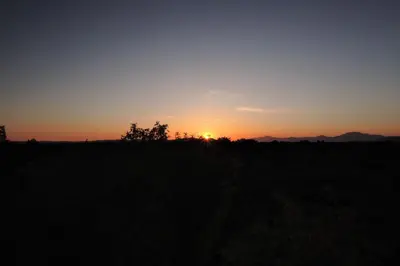 Pogled na izlazak ili zalazak sunca iz vikendica