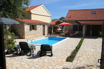 Bazen u objektu Family friendly house with a swimming pool Gluici, Krka - 11337 ili u blizini