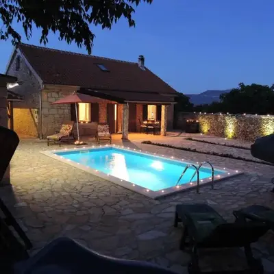 Family friendly house with a swimming pool Gluici